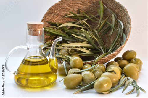 aceite de oliva y aceitunas en fondo blanco