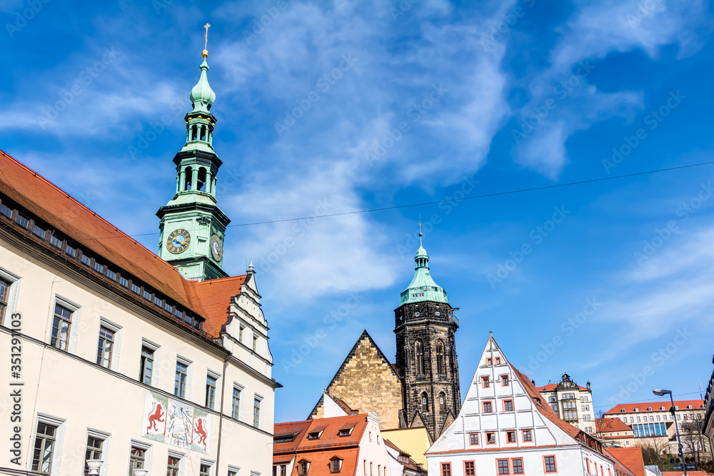 Das Rathaus auf dem Marktplatz der Altstadt von Pirna und im Hintergrund die Stadtkirche St. Marien