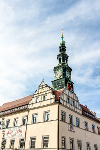 Das Rathaus auf dem Marktplatz der Stadt Pirna in Sachsen