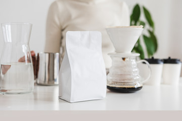Küchenrückwand glas motiv Kaffee und Kaffeebohnen Coffee v60 brewing   © Elena