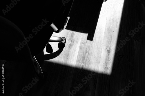 Krzesło biurowe w promieniach słońca photo