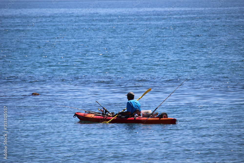 Pescador en un kayak en el mar 