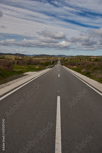carretera recta hacia las montañas