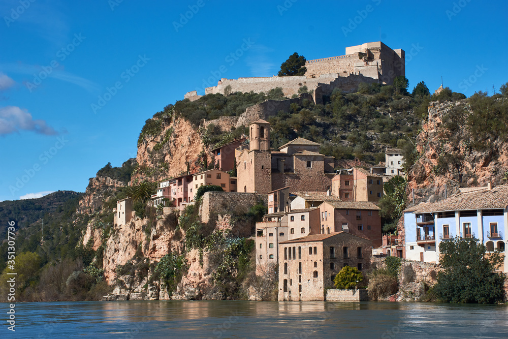 
Castillo templario en el pueblo de Miravet junto al río Ebro