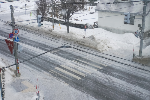 雪国の道路　雪の積もった横断歩道