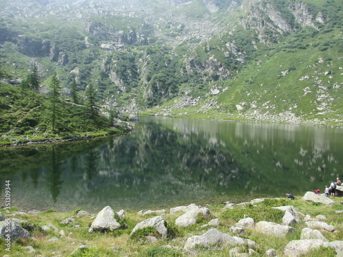 Lago con riflesso  delle montagne nell'acqua