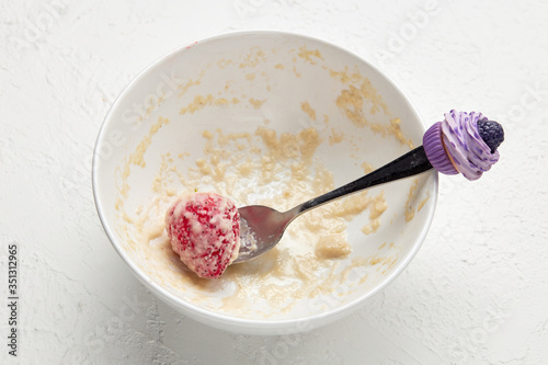 Canvas-taulu Empty bowl with oatmeal leftovers and a child spoon with strawberries on a white