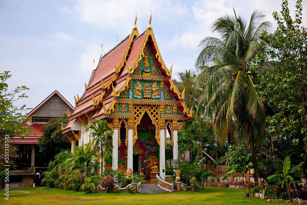 Fototapeta premium Thai temple in palms
