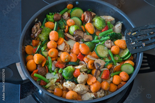 Frische schwedische Gemüsepfanne mit Hähnchenstreifen, Low carb, gesund und kalorienarm