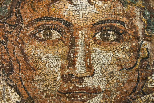 Fotografia Mosaico romano de la cara de un joven de cerca