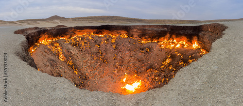 Foto Darvaza (Derweze) gas crater (Door to Hell or Gates of Hell) in Turkmenistan