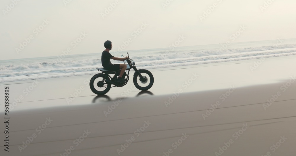 Fototapeta premium biker beach motorcycle