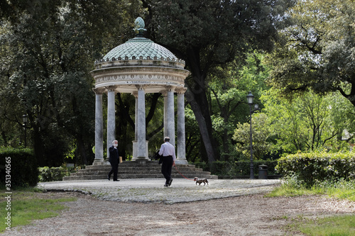 Villa borghese -Roma - street- dopo il lockdown, camminare in villa.