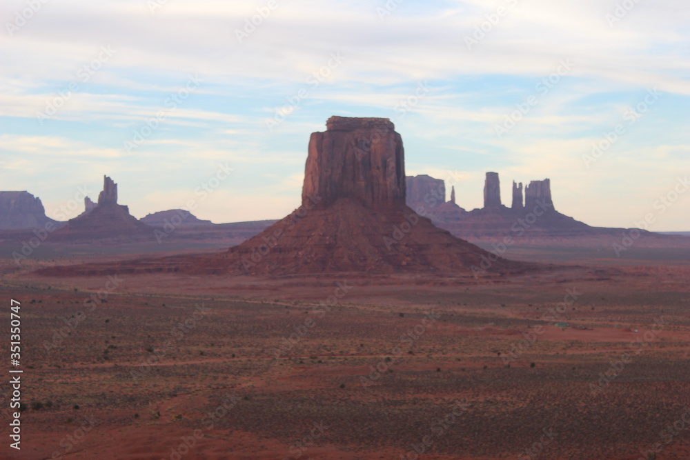 西部劇でおなじみ　アメリカ屈指の絶景　モニュメントバレー