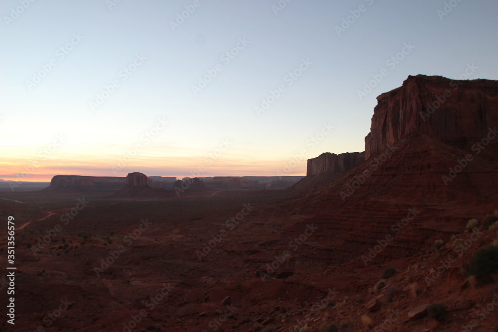 西部劇でおなじみ　アメリカ屈指の絶景　モニュメントバレー