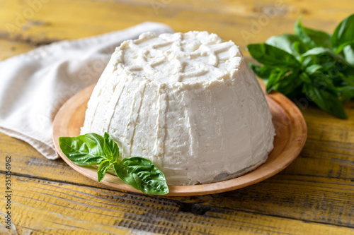 Foto Ricotta with fresh basil