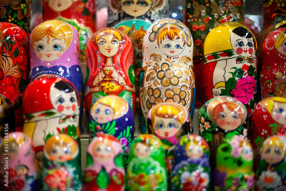 Muñeca tradicional rusa de madera y pintada a mano.