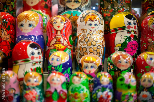 Muñeca tradicional rusa de madera y pintada a mano. photo