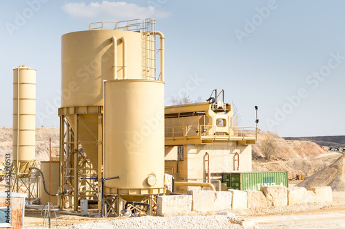 Gravel plant with the silo