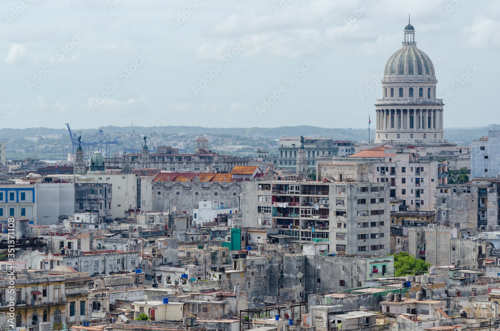 Kuba, Havanna, Blick auf die Altstadt und das Capitolio von Havanna Kuba, Havanna, Blick auf die Altstadt und das Capitolio von Havanna