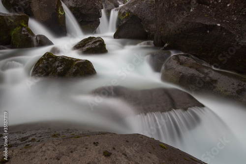 Island, Suðurland, In den ruhigen Morgenstunden, bei einer Wanderung durch den Þingvellir-Nationalpark mit der weltberühmten Silfra Spalte