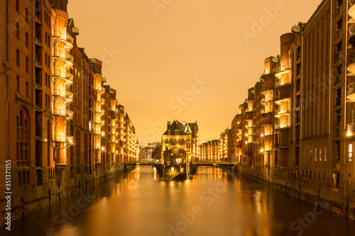 Deutschland, Hamburg, Der beliebteste Fotopunkt der Anlage ist im dunkeln traumhaft beleuchtet photo
