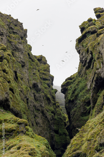 Island, Helgafellssveit, Eine Weitere Felsspalte, in die man hineinlaufen kann photo