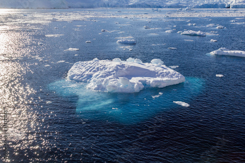 Antarktis, Auf dem Weg zur Nächsten Anlegebucht - Ein Eisbrocken im Wasser