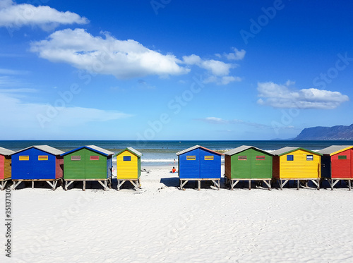 Südafrika, Western Cape, Cape Town, eines der bekanntesten Motive,  die stellvertretend für Südafrika stehen, sind wohl die bunten Strandhäuser von Muizenberg und Kalk Bay. Zum Ende des 19. Jahrhunderts tummelten sich in den beiden Örtchen südlich von Kapstadt bekannte Künstler und Wohlhabende, die an den Stränden ihre Wochenenddomizile erbauen ließen. Die Holz-Badehäuschen werden noch immer als Umkleidekabinen genutzt. photo