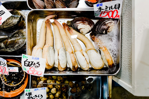 Japan, Tokio, Chūō-ku, Essen auf dem Tsukiji-Fischmarkt photo