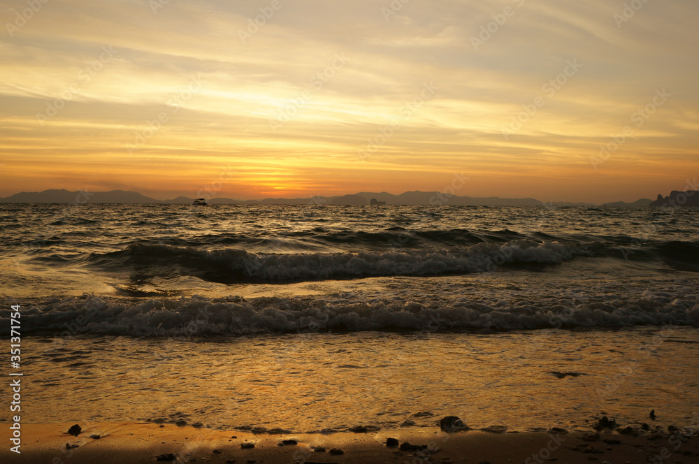 Obraz premium sunset on the beach