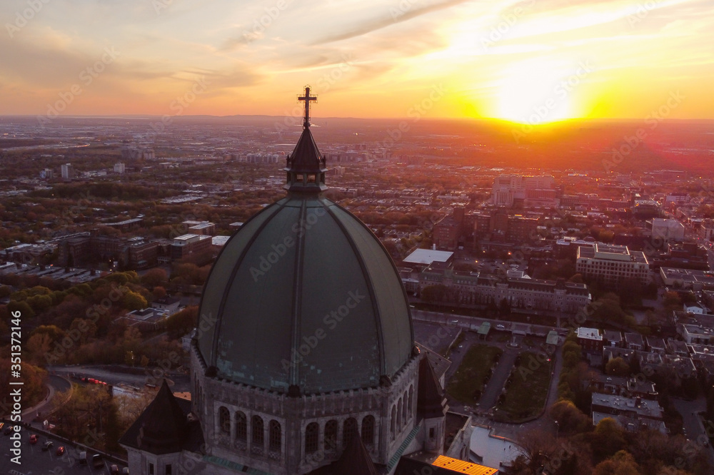 Fototapeta premium Montreal Oratoire st-Joseph dome with sunset