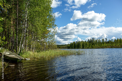 Finnland, 10 Tage leben im Mökki, auf einer Insel die nur mit dem Ruderboot zu erreichen ist. Der nächste Ort Juvola ist 1 km entfernt. Region Linnansaari Nationalpark, Ein Boot liegt am Ufer photo