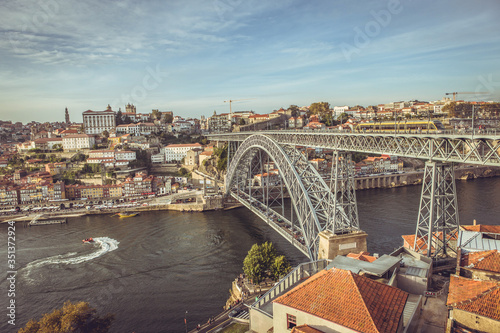 Portugal, Porto, Mit Blick auf die Altstadt von Porto auf den Fluss Douro