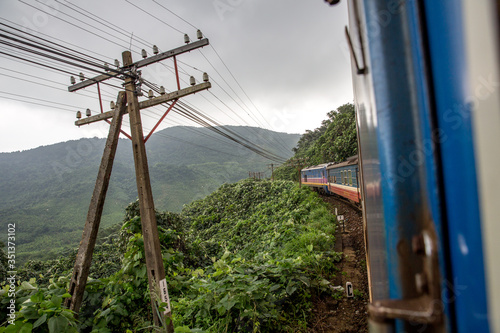 Vietnam, Thừa Thiên Huế, Phú Lộc, Zugfahrt von Hanoi nach Ho-Chi-Minh-Stadt / Saigon. Hauptroute des vietnamesischen Eisenbahnnetz. Der Wolkenpass die natürliche Grenze und Wetterscheide zwischen Nord- und Süd Vietnam. photo