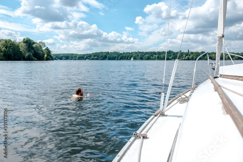 Deutschland, Berlin, Segeln auf dem Wannsee, von der Scharfen Lanke mit dem Segelboot in Richtung Wannsee an der Pfaueninsel vorbei. Ein Tag auf einem Segelboot mit Übernachtung photo