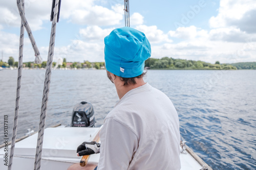 Deutschland, Berlin, Segeln auf dem Wannsee, von der Scharfen Lanke mit dem Segelboot in Richtung Wannsee an der Pfaueninsel vorbei. Ein Tag auf einem Segelboot mit Übernachtung