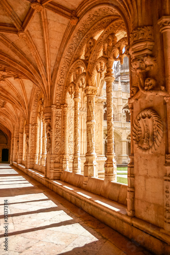 Portugal, Lissabon, Das Mosteiro dos Jerónimos. Die Innenanlage der Klosteranlage des heiligen Hieronymus in Belém. Es gilt als bedeutendster Bau der Manuelinik, einer portugiesischen Variante der Spätgotik. Belém steht im Portugiesischen für Bethlehem und ist der Name eines am Tejo gelegen Stadtteils im Westen der portugiesischen Hauptstadt Lissabon