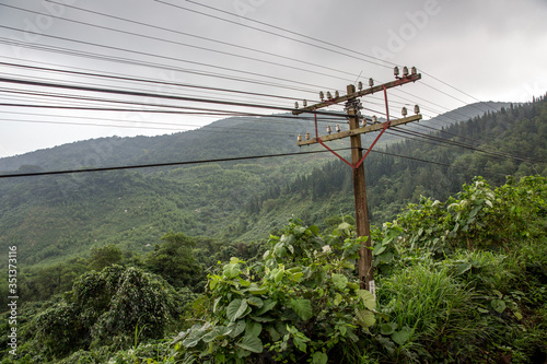 Vietnam, Thừa Thiên Huế, Phú Lộc, Zugfahrt von Hanoi nach Ho-Chi-Minh-Stadt / Saigon. Hauptroute des vietnamesischen Eisenbahnnetz. Der Wolkenpass die natürliche Grenze und Wetterscheide zwischen Nord- und Süd Vietnam.