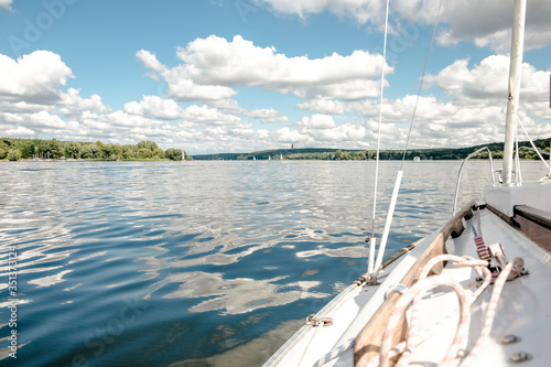 Deutschland, Berlin, Segeln auf dem Wannsee, von der Scharfen Lanke mit dem Segelboot in Richtung Wannsee an der Pfaueninsel vorbei. Ein Tag auf einem Segelboot mit Übernachtung photo