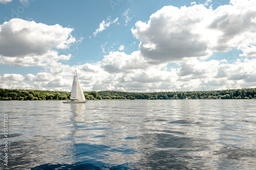 Deutschland, Berlin, Segeln auf dem Wannsee, von der Scharfen Lanke mit dem Segelboot in Richtung Wannsee an der Pfaueninsel vorbei. Ein Tag auf einem Segelboot mit Übernachtung photo