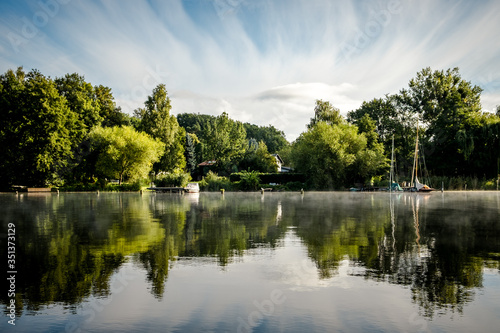 Deutschland, Brandenburg, Potsdam, Segeln auf dem Wannsee, von der Scharfen Lanke mit dem Segelboot in Richtung Wannsee an der Pfaueninsel vorbei. Ein Tag auf einem Segelboot mit Übernachtung