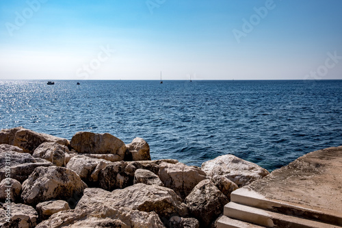 Frankreich, Provence-Alpes-Côte d'Azur, Cassis, Die Stadt Cassis an der Calanque Küste ist immer noch ein charmantes Fischerdorf. Tickets für eine Bootstour entlang der Calanque Küste
