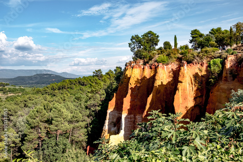 Frankreich, Provence-Alpes-Côte d'Azur, Roussillon, Roussillon im Süden von Frankreich ist ein Bergdorf im Naturpark Luberon in der Region Provence. Die Gegend ist berühmt für seine Ockerfelsen. Hier, wo einst die Ockerindustrie florierte, findet man eine Landschaft in den unterschiedlichsten Ockertönen vor photo