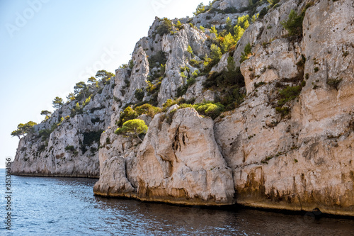 Frankreich, Provence-Alpes-Côte d'Azur, Marseille, Die Stadt Cassis an der Calanque Küste ist immer noch ein charmantes Fischerdorf. Von Cassis aus mit dem Motorboot entlang der Calanque Küste