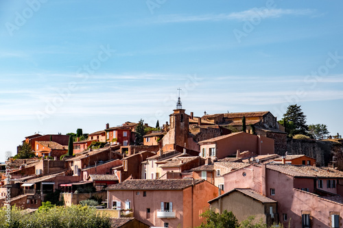 Frankreich, Provence-Alpes-Côte d'Azur, Roussillon, Roussillon im Süden von Frankreich ist ein Bergdorf im Naturpark Luberon in der Region Provence. Die Gegend ist berühmt für seine Ockerfelsen. Hier, wo einst die Ockerindustrie florierte, findet man eine Landschaft in den unterschiedlichsten Ockertönen vor photo