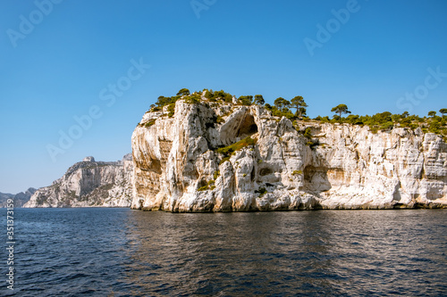 Frankreich, Provence-Alpes-Côte d'Azur, Marseille, Die Stadt Cassis an der Calanque Küste ist immer noch ein charmantes Fischerdorf. Von Cassis aus mit dem Motorboot entlang der Calanque Küste