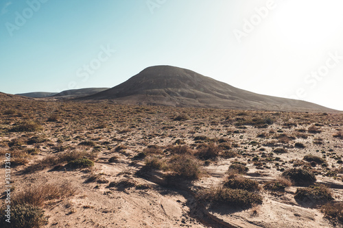 Spanien, Kanaren, La Oliva, Fuerteventura, Auf einer Straße mit mit Blick auf typische Bergketten der Insel photo