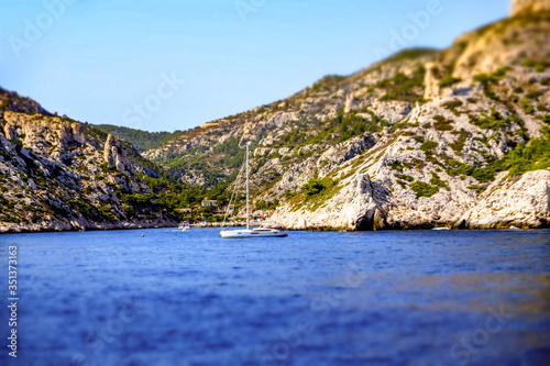Frankreich, Provence-Alpes-Côte d'Azur, Marseille, Die Stadt Cassis an der Calanque Küste ist immer noch ein charmantes Fischerdorf. Von Cassis aus mit dem Motorboot entlang der Calanque Küste