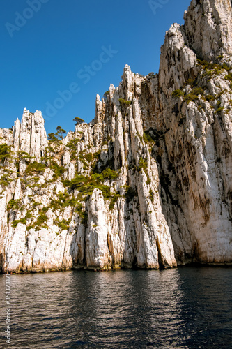 Frankreich, Provence-Alpes-Côte d'Azur, Marseille, Die Stadt Cassis an der Calanque Küste ist immer noch ein charmantes Fischerdorf. Von Cassis aus mit dem Motorboot entlang der Calanque Küste